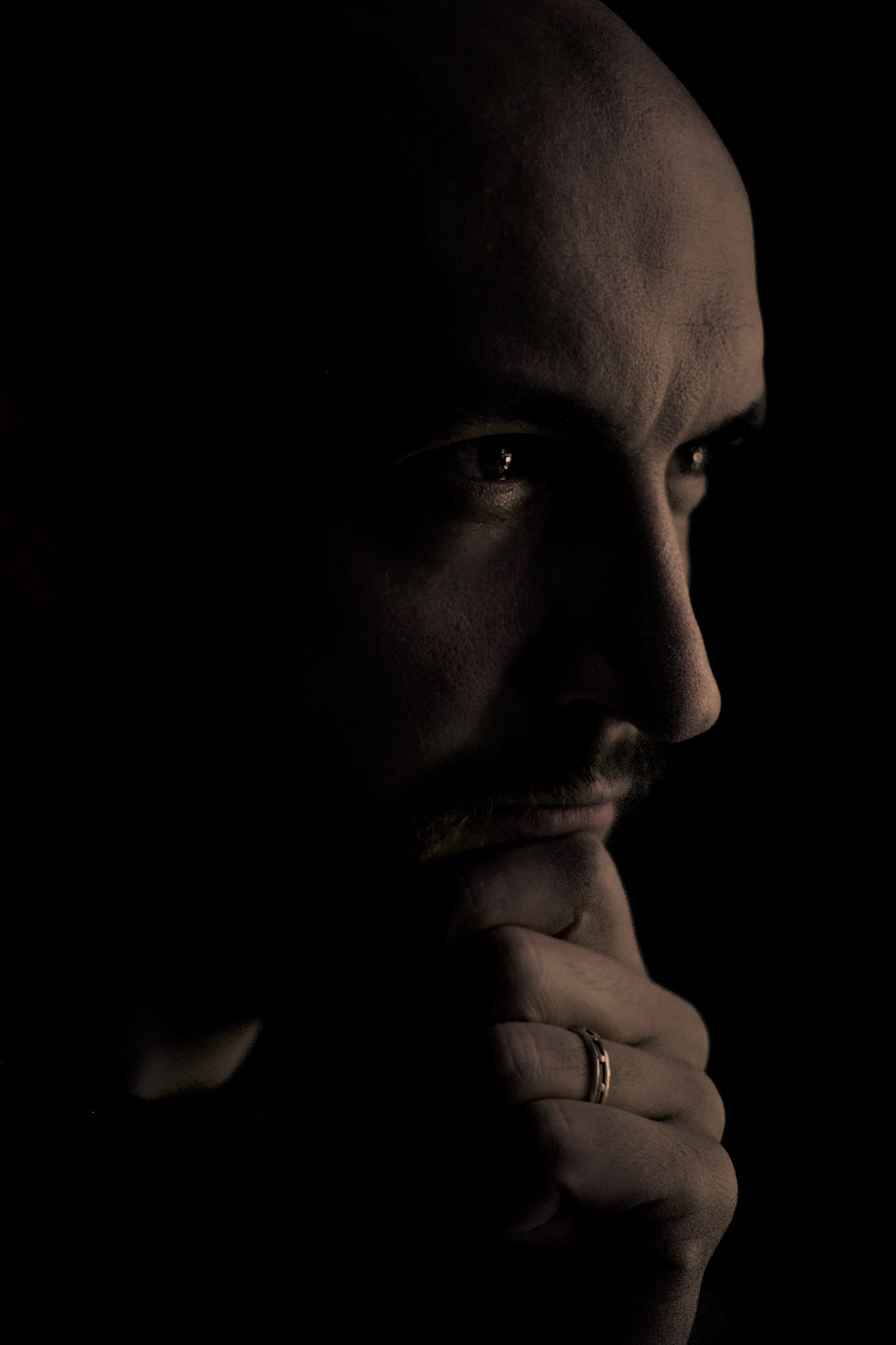 Fotograf Jakub Gruda podczas pracy